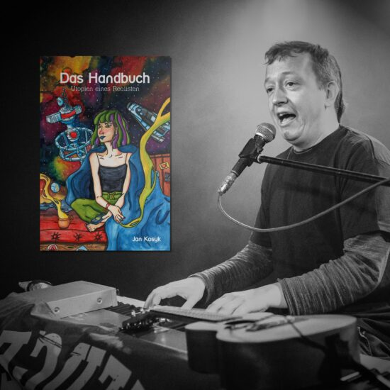 Jan Kosyk am E-Piano mit Mikrofon. Im Bild das Cover seines Buchs "Das Handbuch".